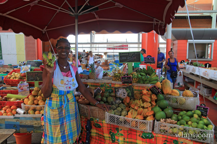 vendeuse du marché de Basse-Terre en Guadeloupe