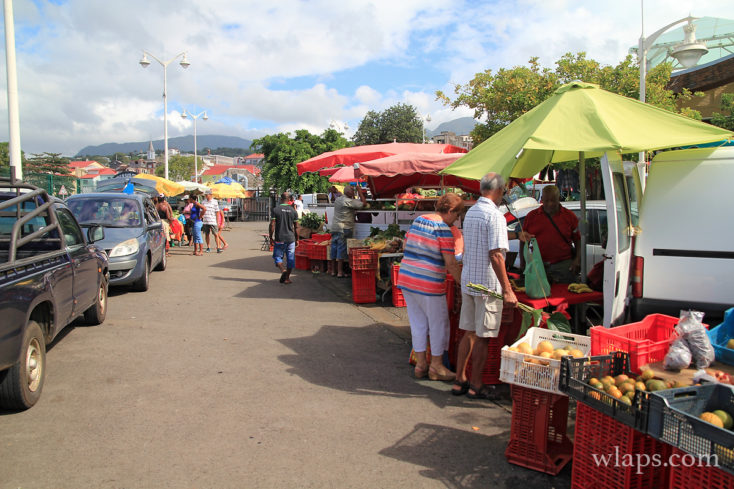 À l'extérieur du marché de Basse-Terre en Guadeloupe