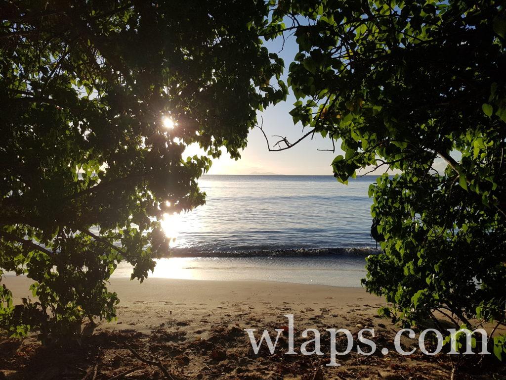 Coucher de soleil à la plage des trois ilets de marie galante