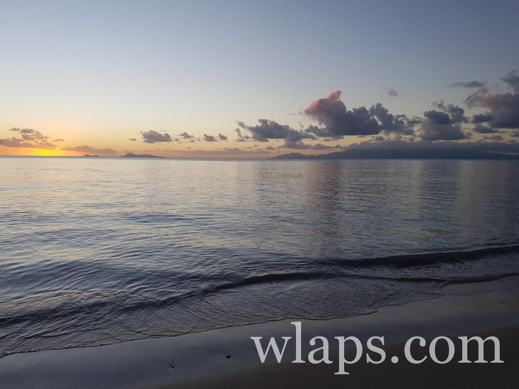 Coucher de soleil à la plage des trois ilets de marie galante