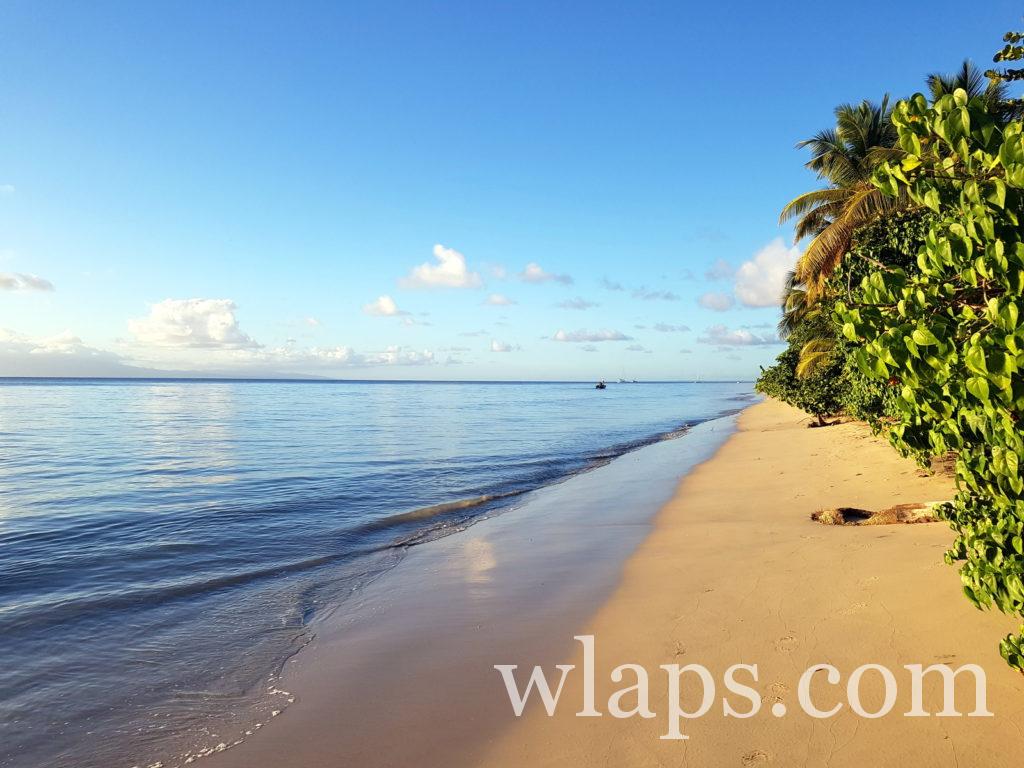 Coucher de soleil à la plage des trois ilets de marie galante