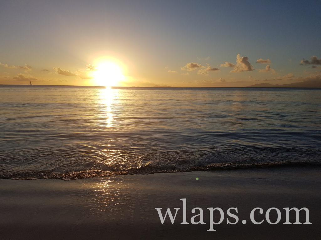 Coucher de soleil à la plage des trois ilets de marie galante