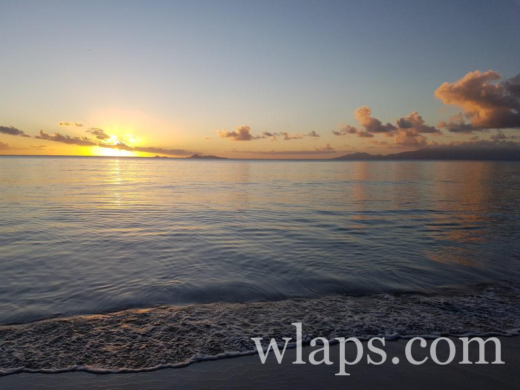 Coucher de soleil à la plage des trois ilets de marie galante