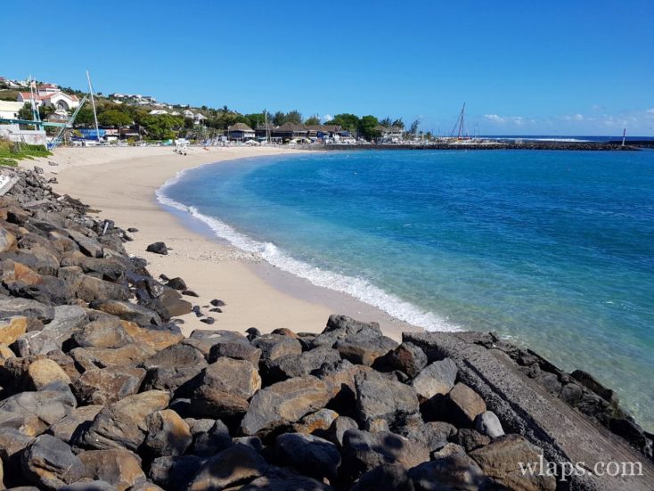La Plage des Roches Noires à l'île de La Réunion