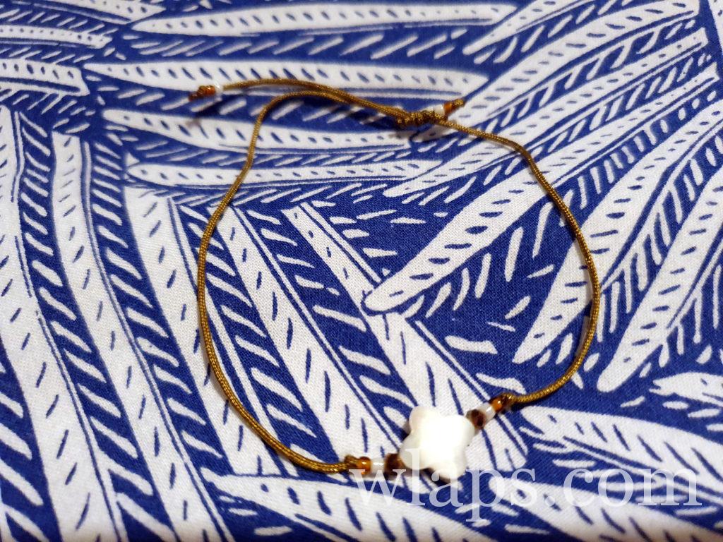 Bracelet en nacre ramené en souvenir de Marie Galante