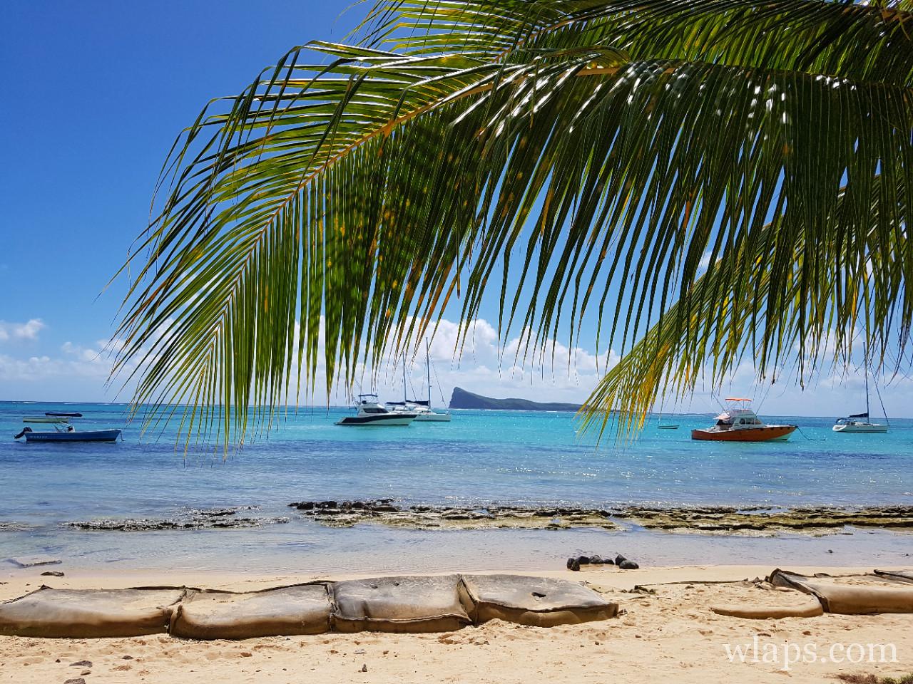 La vue sur le coin de mire depuis la plage de Bains Bœufs à l'île Maurice