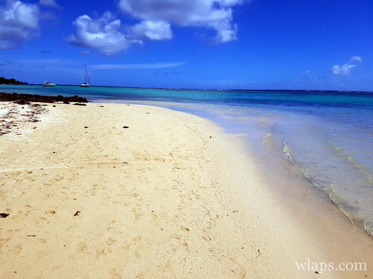 rochers noirs à La plage de Bains Bœufs à l'île Maurice