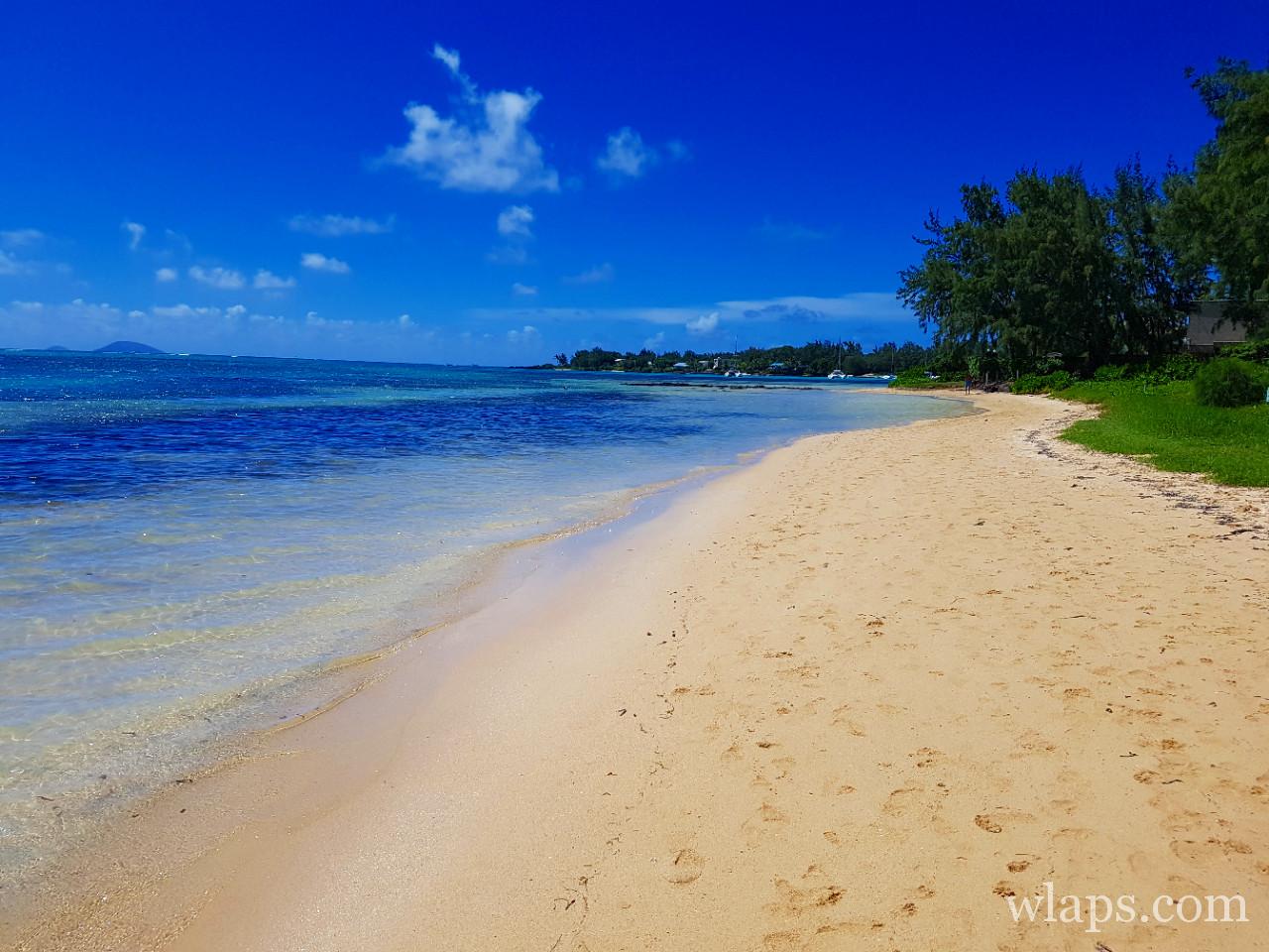 promenade le long de La plage de Bains Bœufs à l'île Maurice