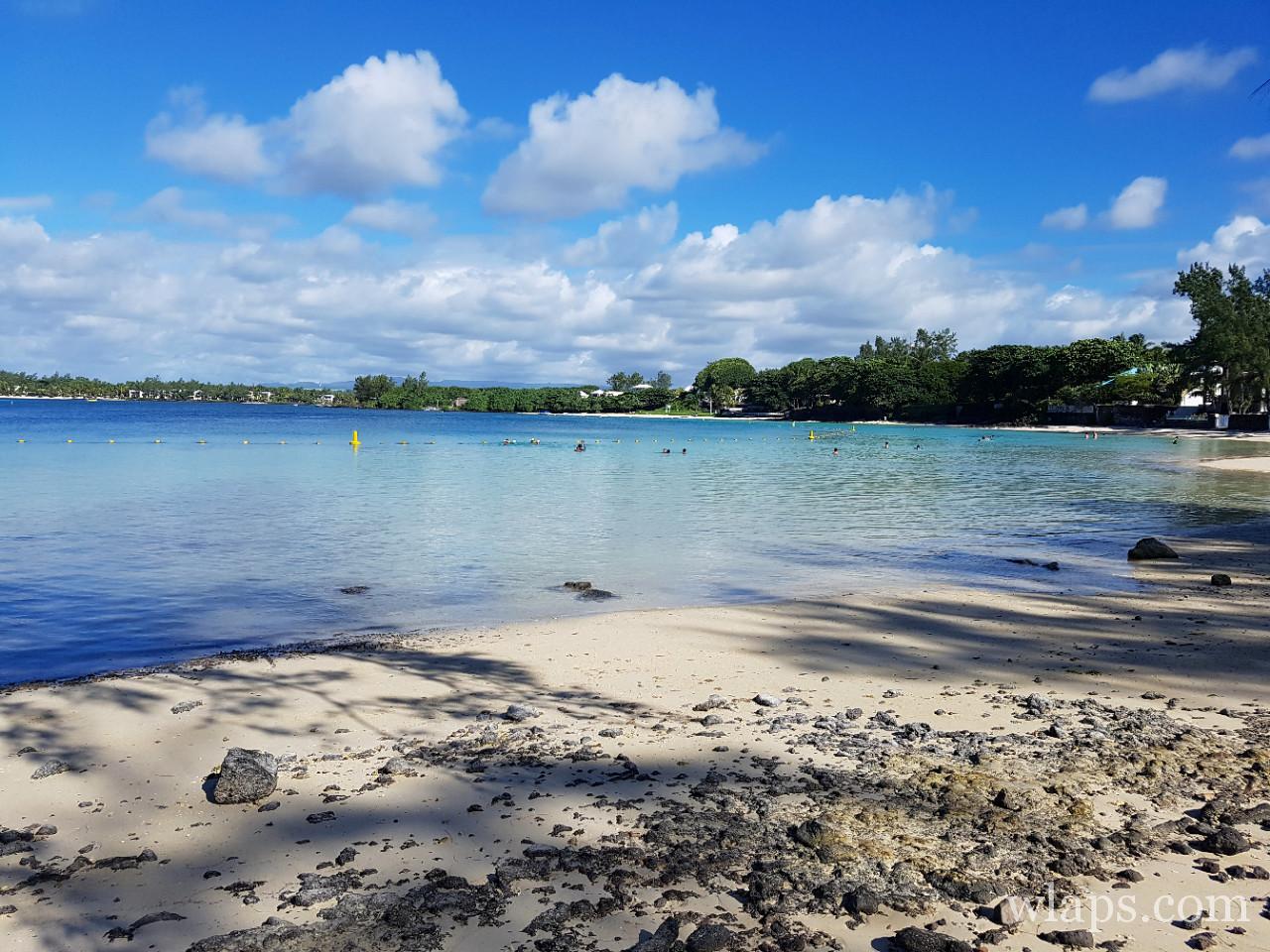 La plage de Blue Bay à l'île Maurice en matinée 