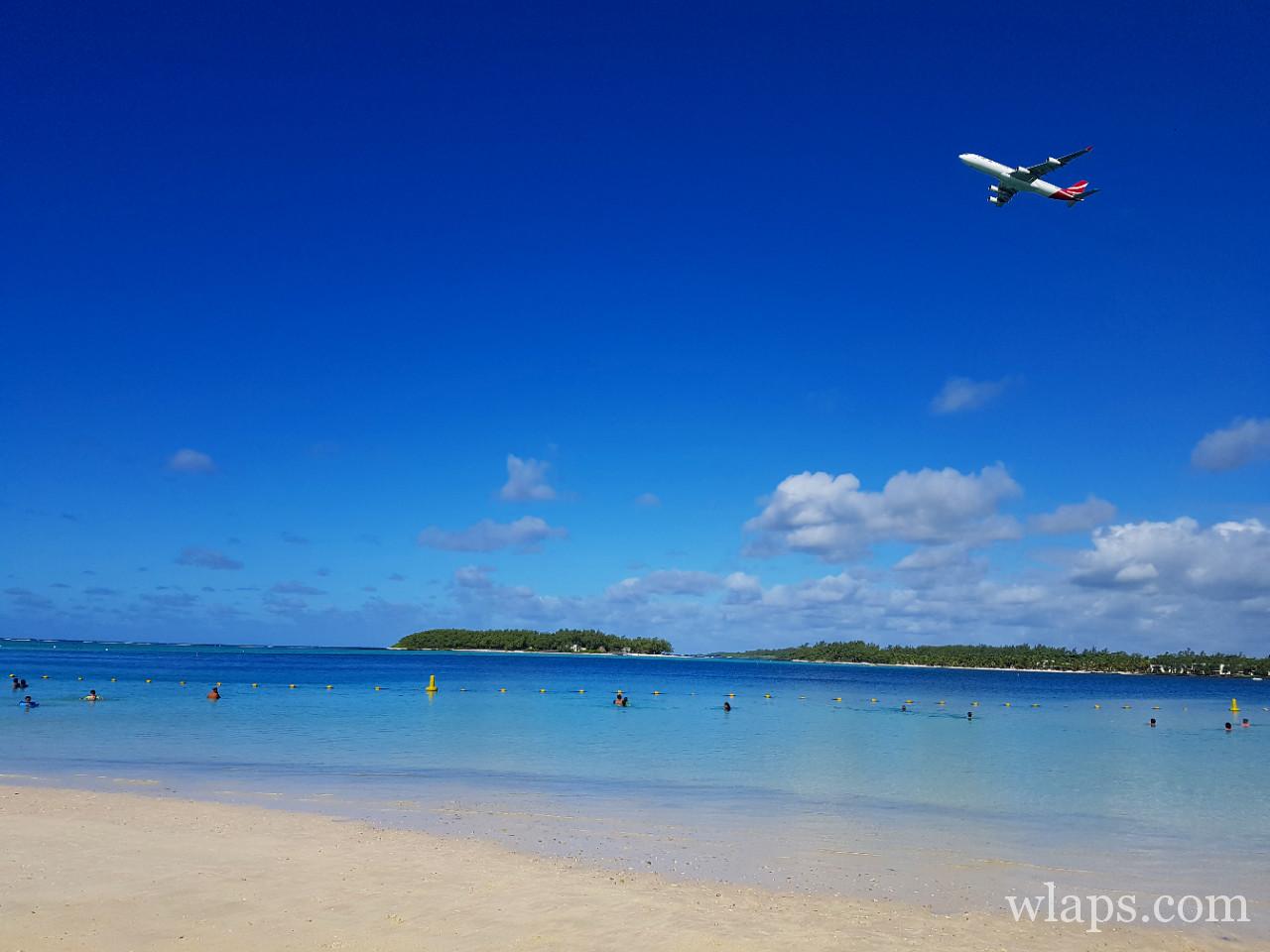 avion qui survole La plage de Blue Bay à l'île Maurice