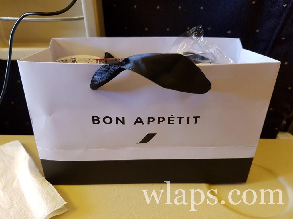 Puis 1h avant l'atterrissage à Pointe-à-Pitre, on nous sert un snack dans l'avion Air France pour aller en Guadeloupe