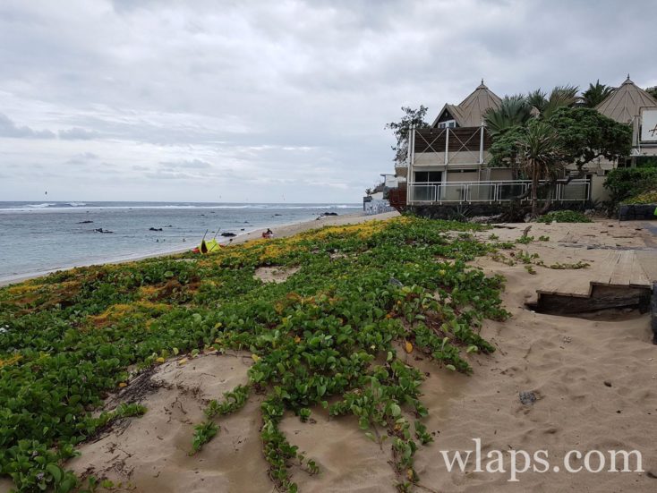 La partie droite de la plage de Saint Pierre à La Réunion avec des logements