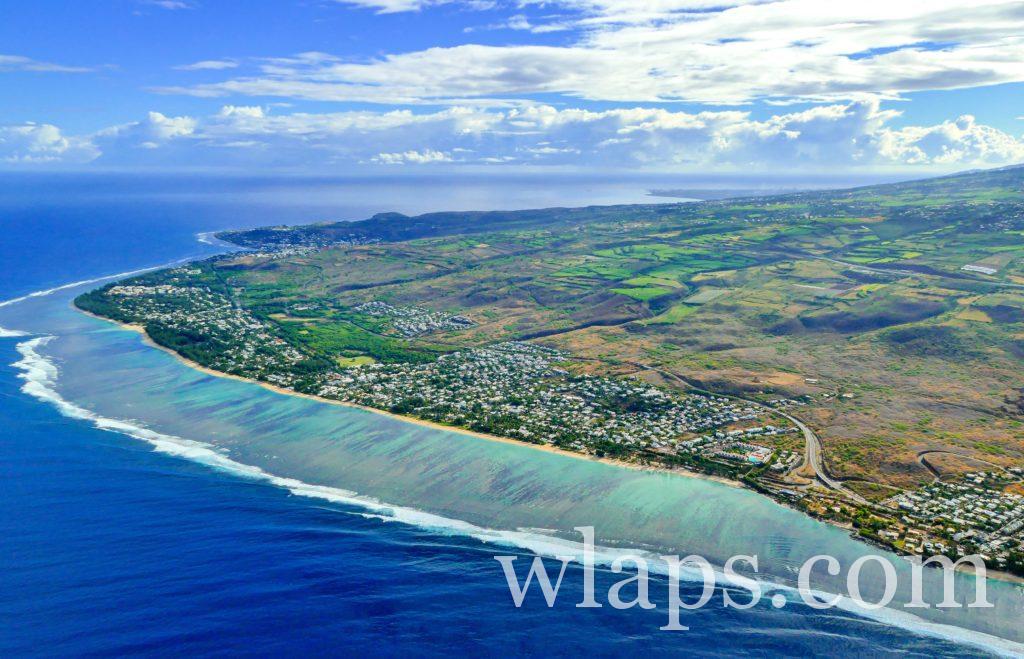 photo aérienne de l'ile de la réunion et de sa barrière de corail