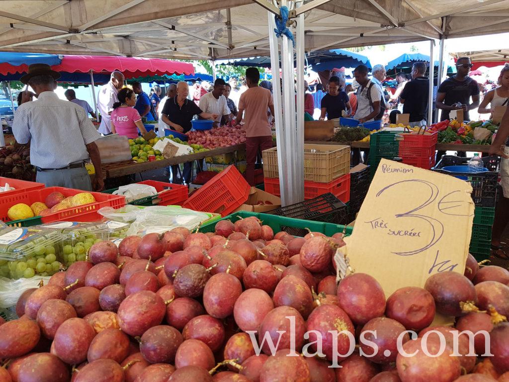 Ambiance locale sur le Marché du Chaudron à la réunion