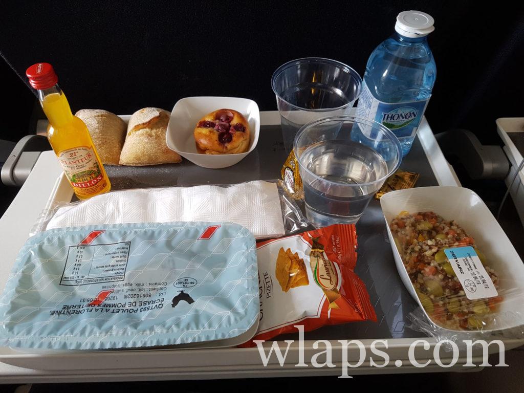 Durant notre vol Air France, un plateau repas est servi 1h après le décollage puis un gouter