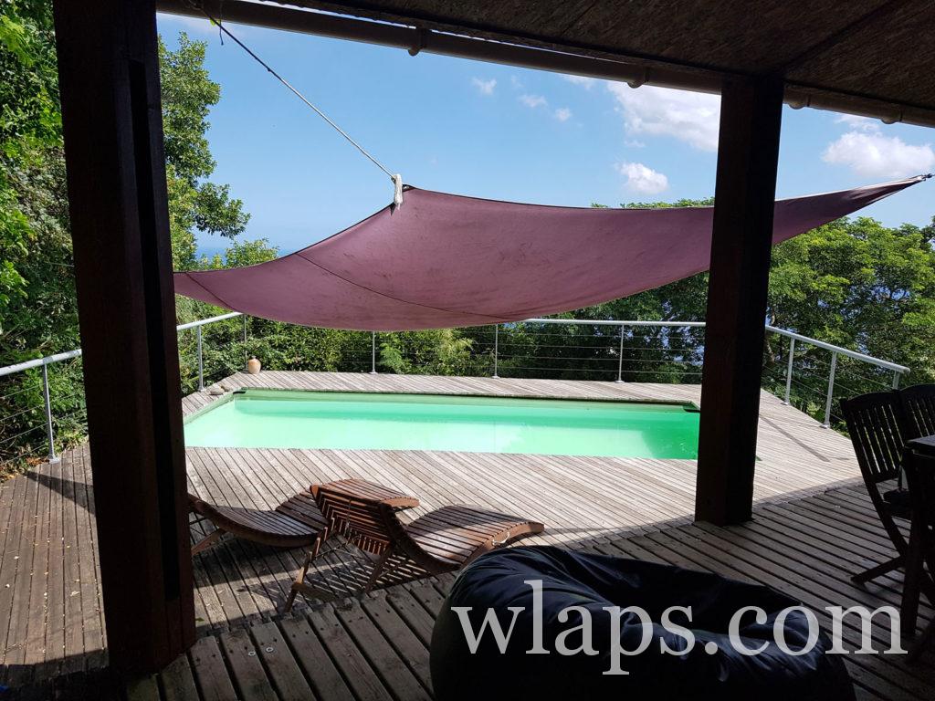 Transats au bord de notre piscine à l'ile de La Réunion