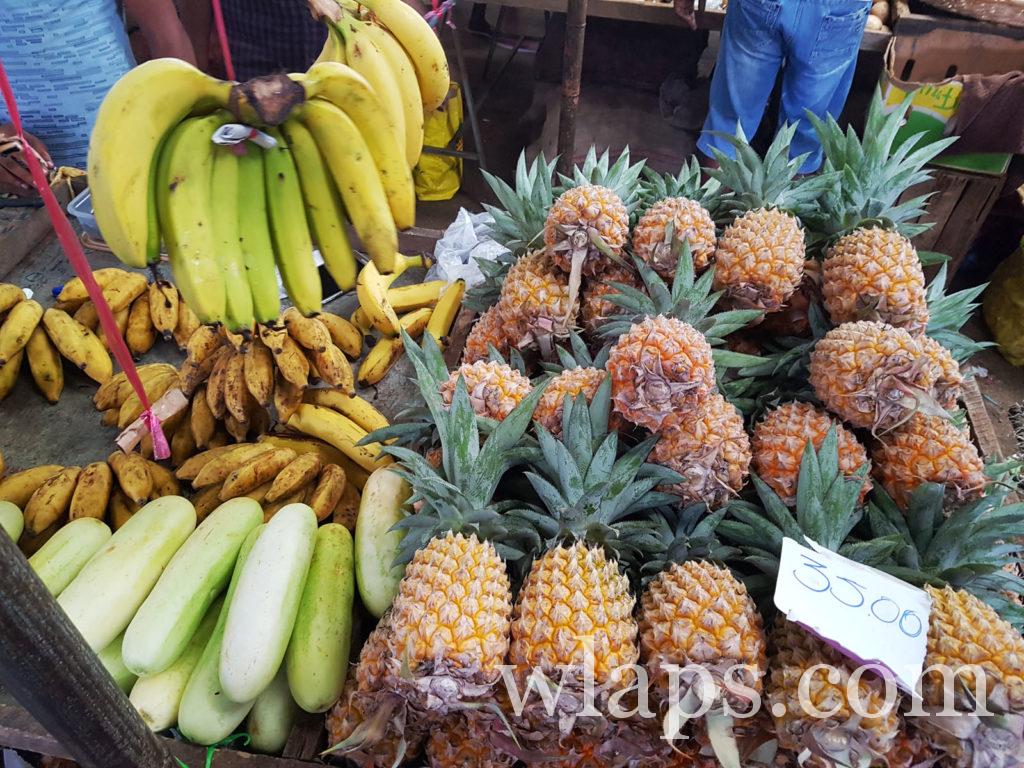 ananas victoria de l'île maurice et bananes locales à ramener en souvenirs