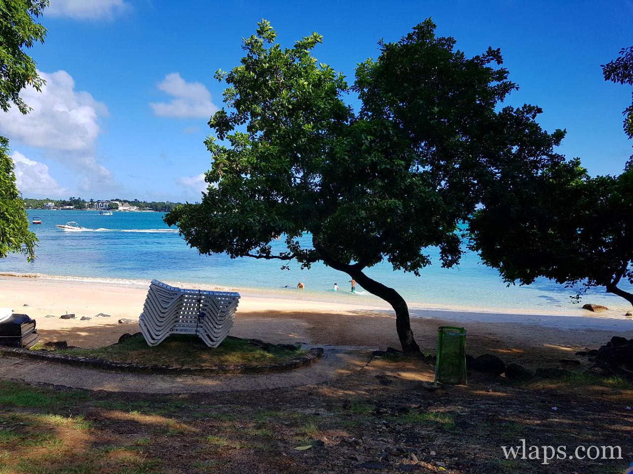 transats à La plage de La Cuvette à l'île Maurice