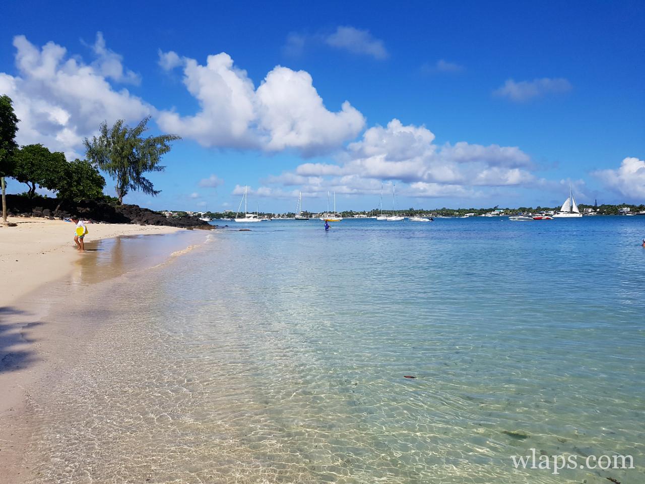 La plage de La Cuvette à l'île Maurice le matin