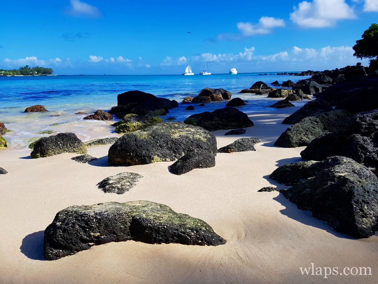 La plage de La Cuvette à l'île Maurice et ses rochers