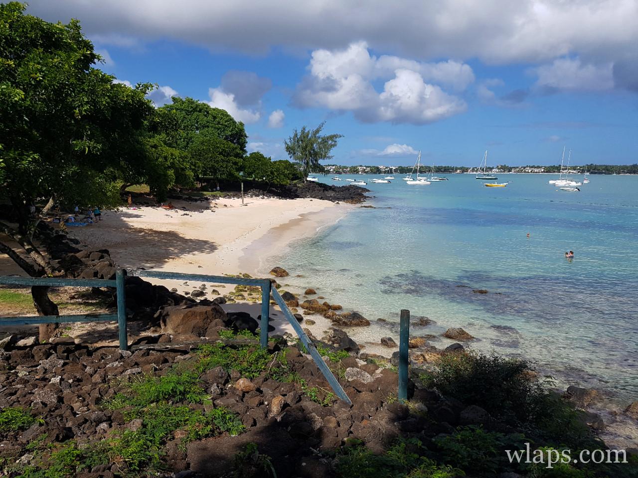 la vue depuis le poste de secours sur La plage de La Cuvette à l'île Maurice