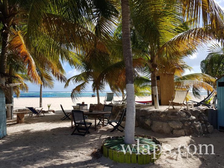 le cadre du restau Les pieds dan'l sable à la Désirade