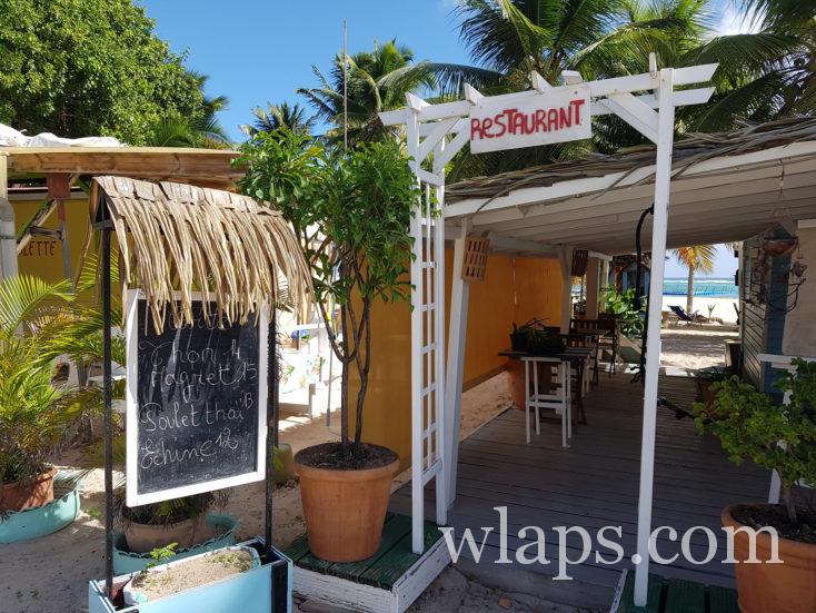 l'entrée du restau Les pieds dan'l sable à la Désirade