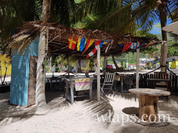 restaurant pieds dan'l sable à la Désirade