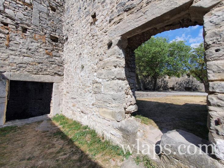 dans les ruines du chateau de boljun