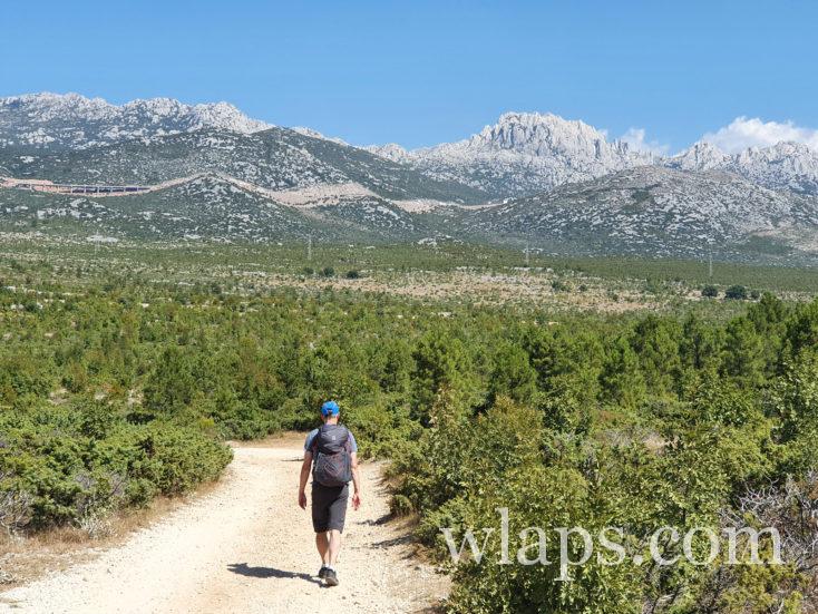 piste qui va au Canyon Zrmanja en Croatie