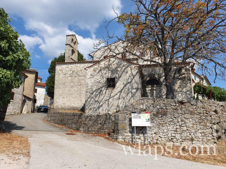 bas du village perché de Boljun en Croatie