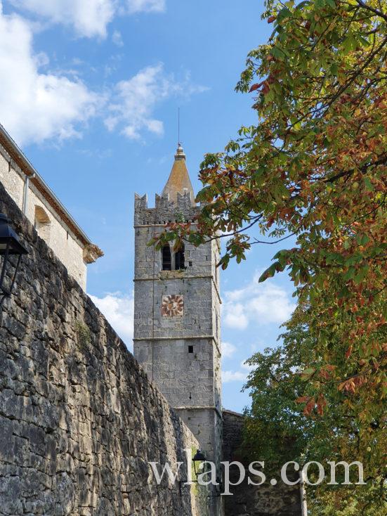église dans le village perché de Hum, en Istrie