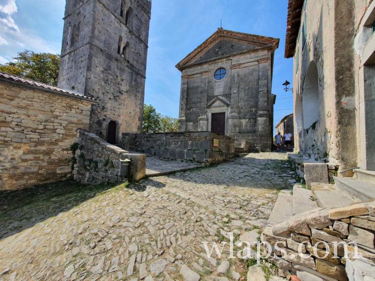 Rues pavées et murs en pierre du village de Hum