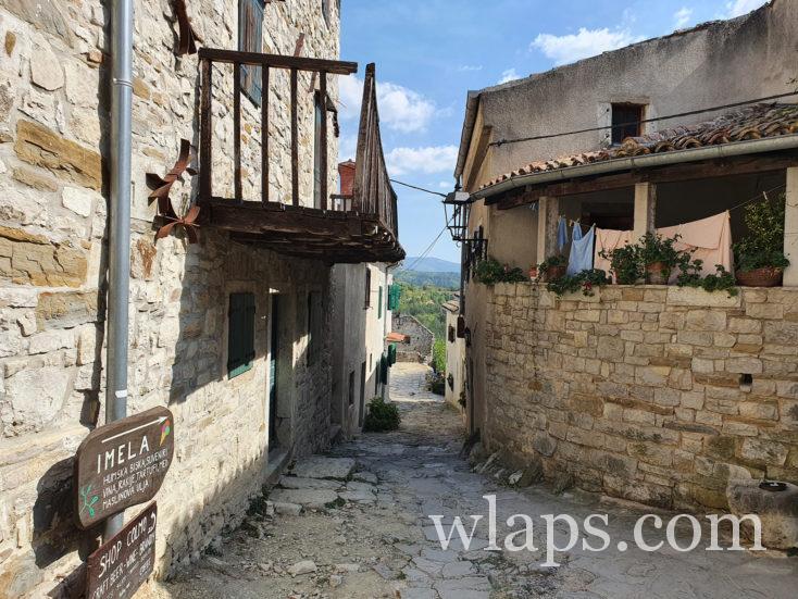 cœur du village perché de Hum en Croatie