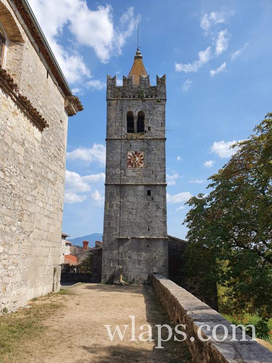 église dans le village de Hum, en Istrie