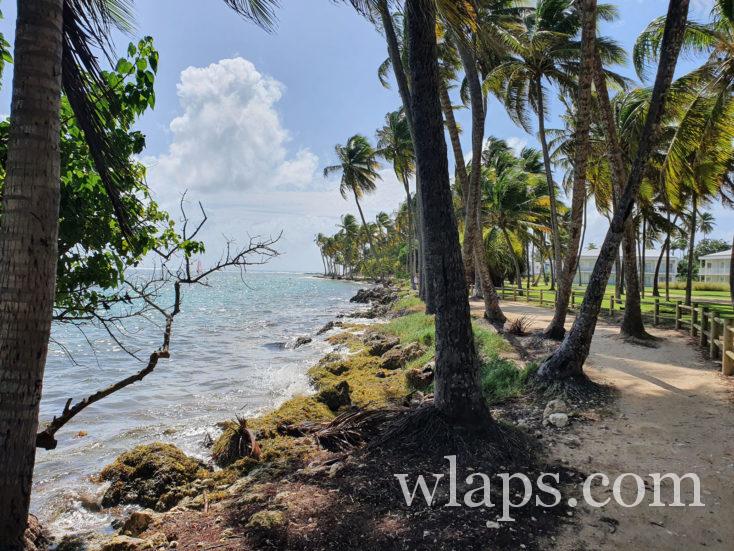 chemin qui longe les bâtiments du Club Med