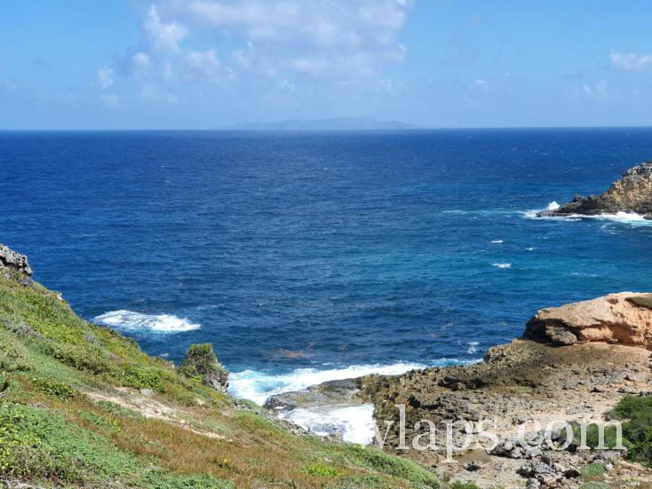 vue sur la Désirade et sur les falaises déchiquetées