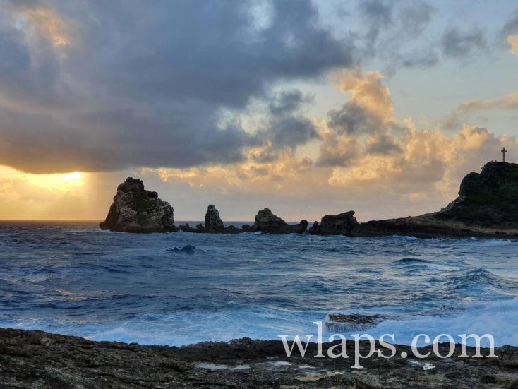 la croix et la pointe des chateaux au lever du jour