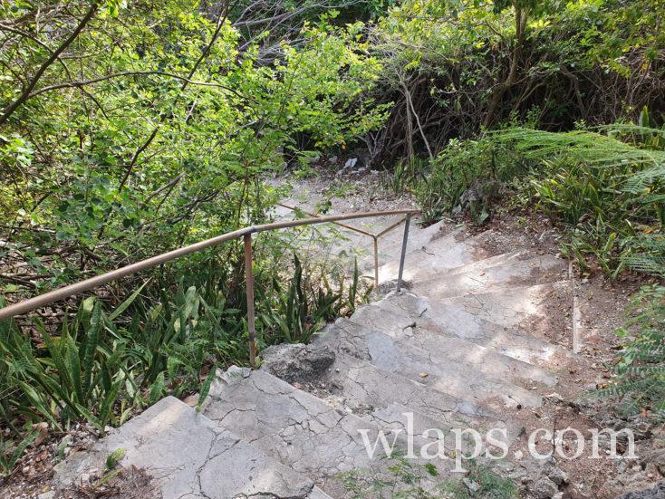 escalier pour aller à la plage Anse à la Baie