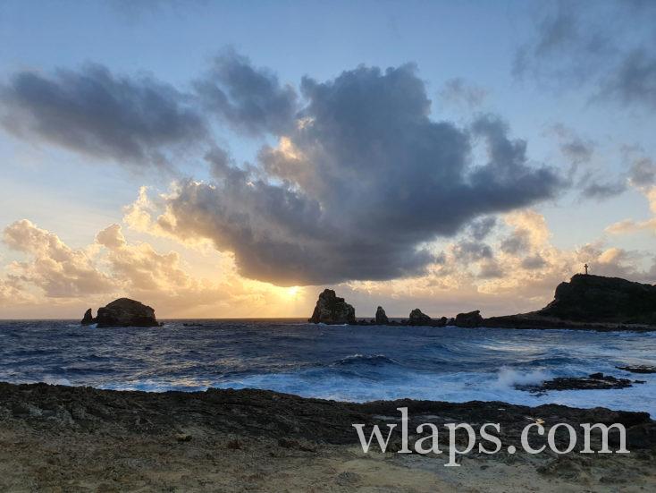 la croix et la pointe des chateaux au lever du soleil
