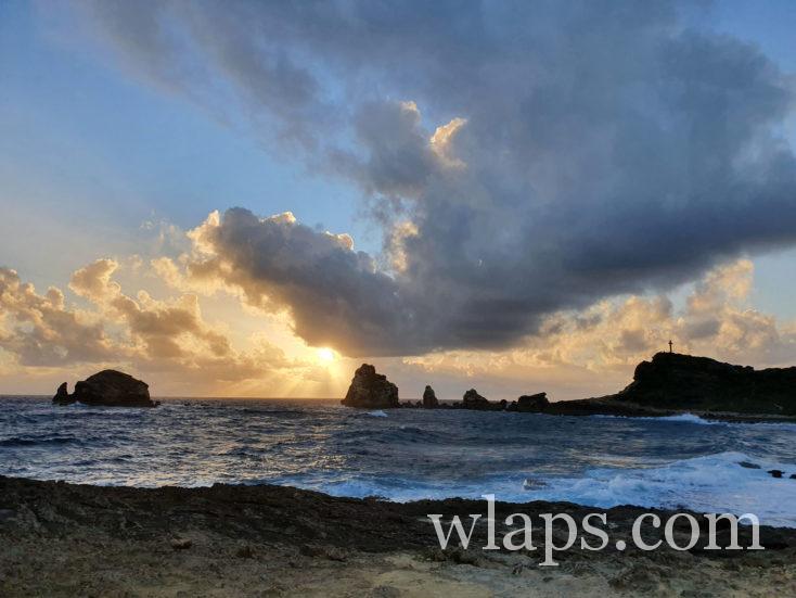 la croix et la pointe des chateaux au lever de soleil