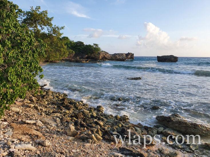 la grotte secrète depuis une anse proche