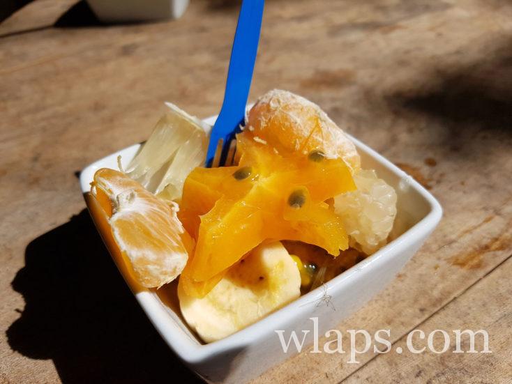 Salade de fruits de Tahiti avec de la carambole