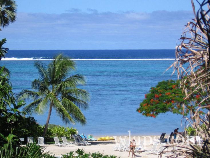 plage avec vue sur la barrière de corail à Tahiti