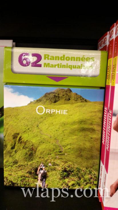 livre au rayon librairie de l'hypermarché
