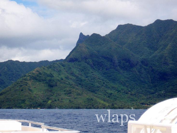 montagnes depuis le bateau pour aller à Moorea