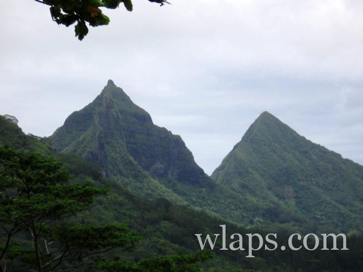 Pitons abruptes verdoyants à Moorea