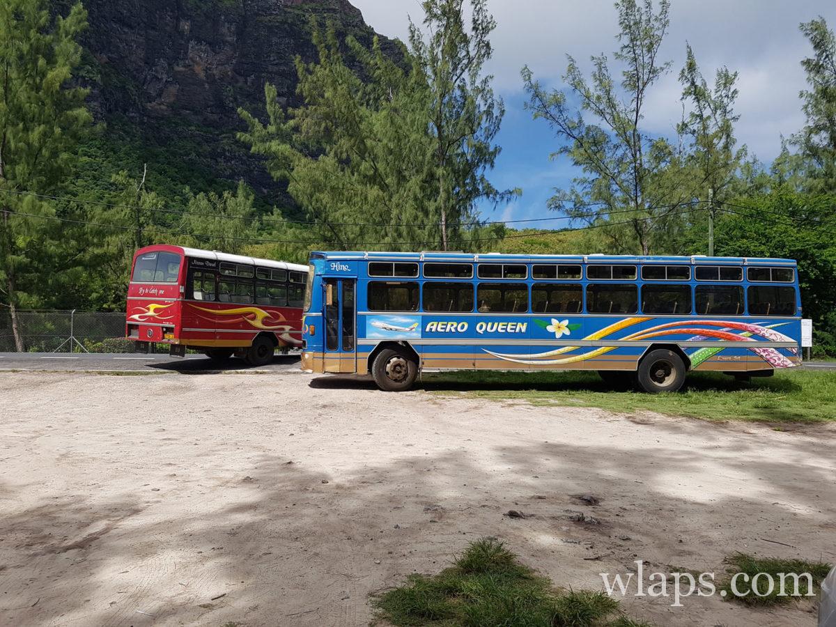 De jolis bus en bas du Morne Brabant