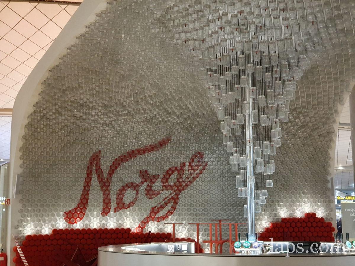 mur de verre dans l'aéroport d'Oslo