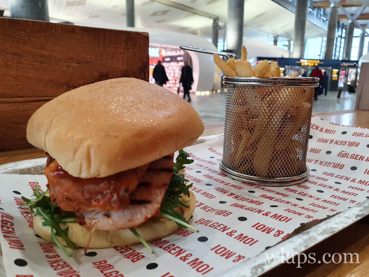 hamburger à Bølgen & moi food garage à l'aéroport d'Oslo
